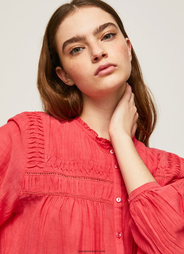 mujer blusa plisada con diseño calado Pepe Jeans 44JTZ321 estudio rojo - Imagen 3