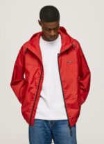 hombres chaqueta cortavientos con capucha Pepe Jeans 44JTZ824 estudio rojo