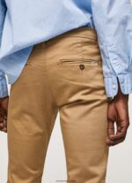 hombres pantalones chinos slim james Pepe Jeans 44JTZ1098 camello - Imagen 5