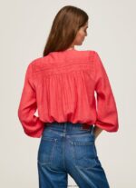 mujer blusa plisada con diseño calado Pepe Jeans 44JTZ321 estudio rojo - Imagen 4