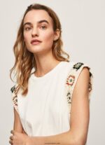 mujer camiseta con mangas de ganchillo Pepe Jeans 44JTZ464 mousse - Imagen 3